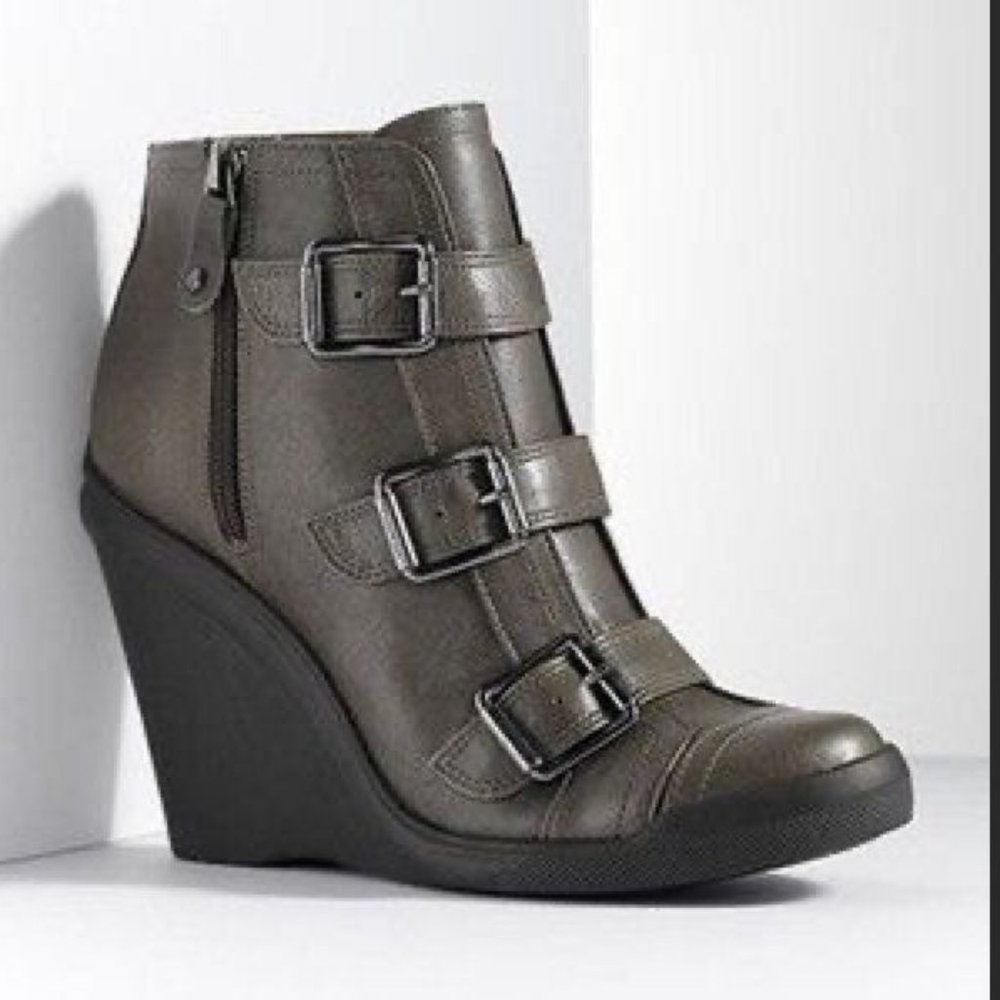 Vera Wang Green Buckle Wedges